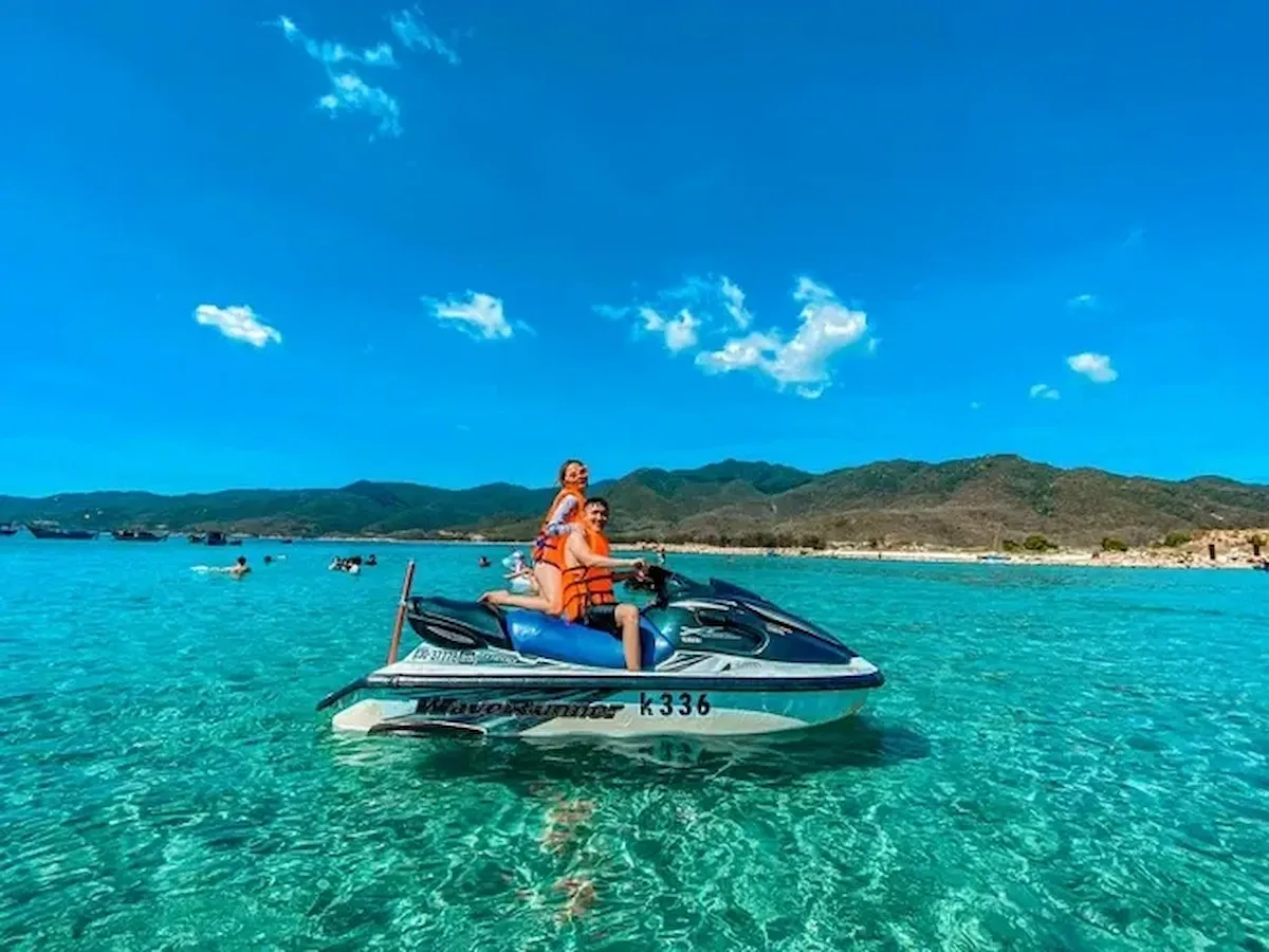 Hoạt động chạy mô tô trên biển
