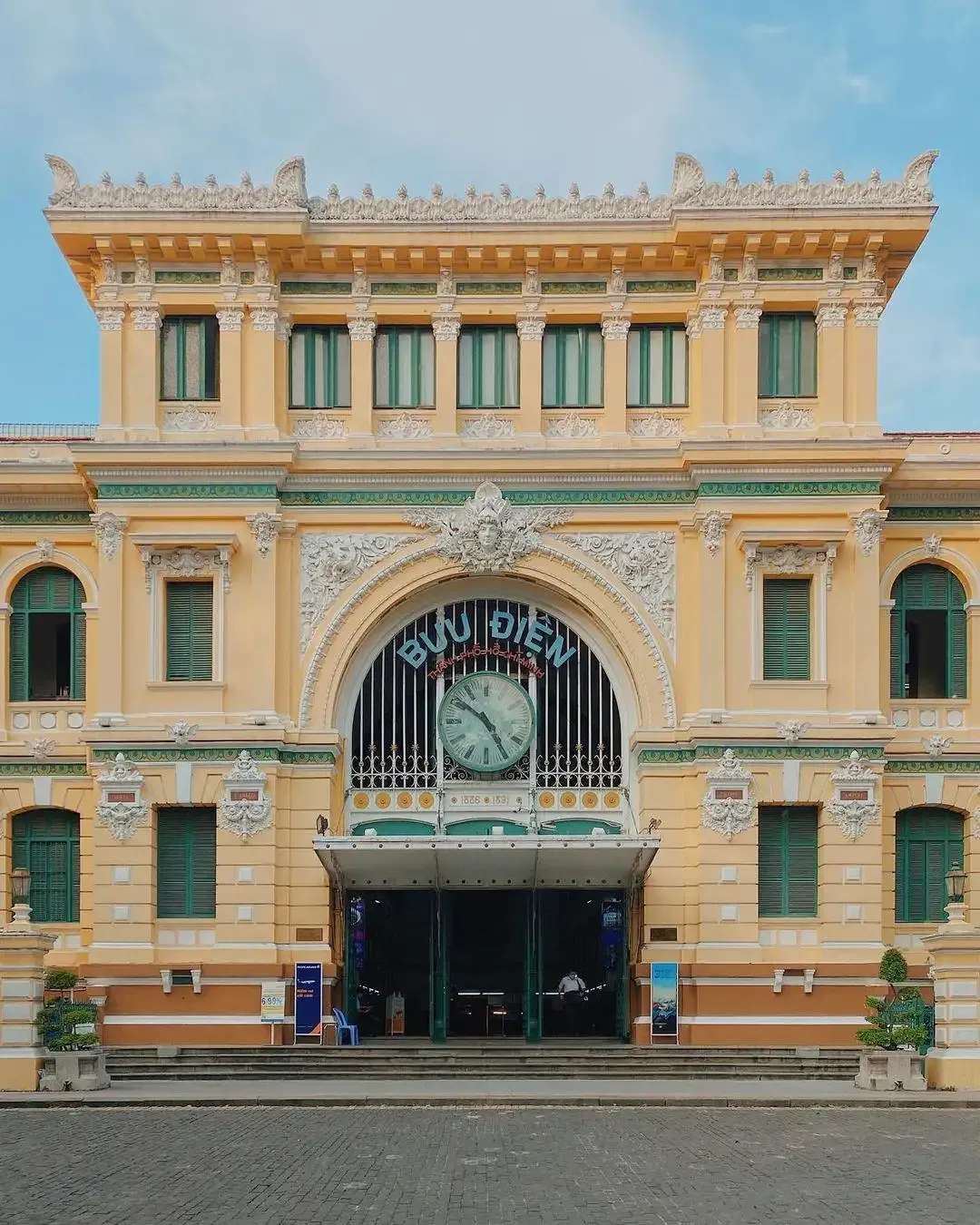 Central Post Office Looks Pretty Vintage Yet Classic!
