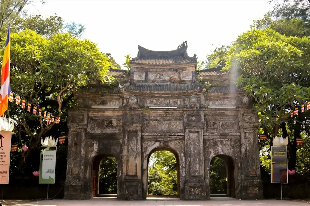 Cổng tam quan ở chùa Báo Quốc