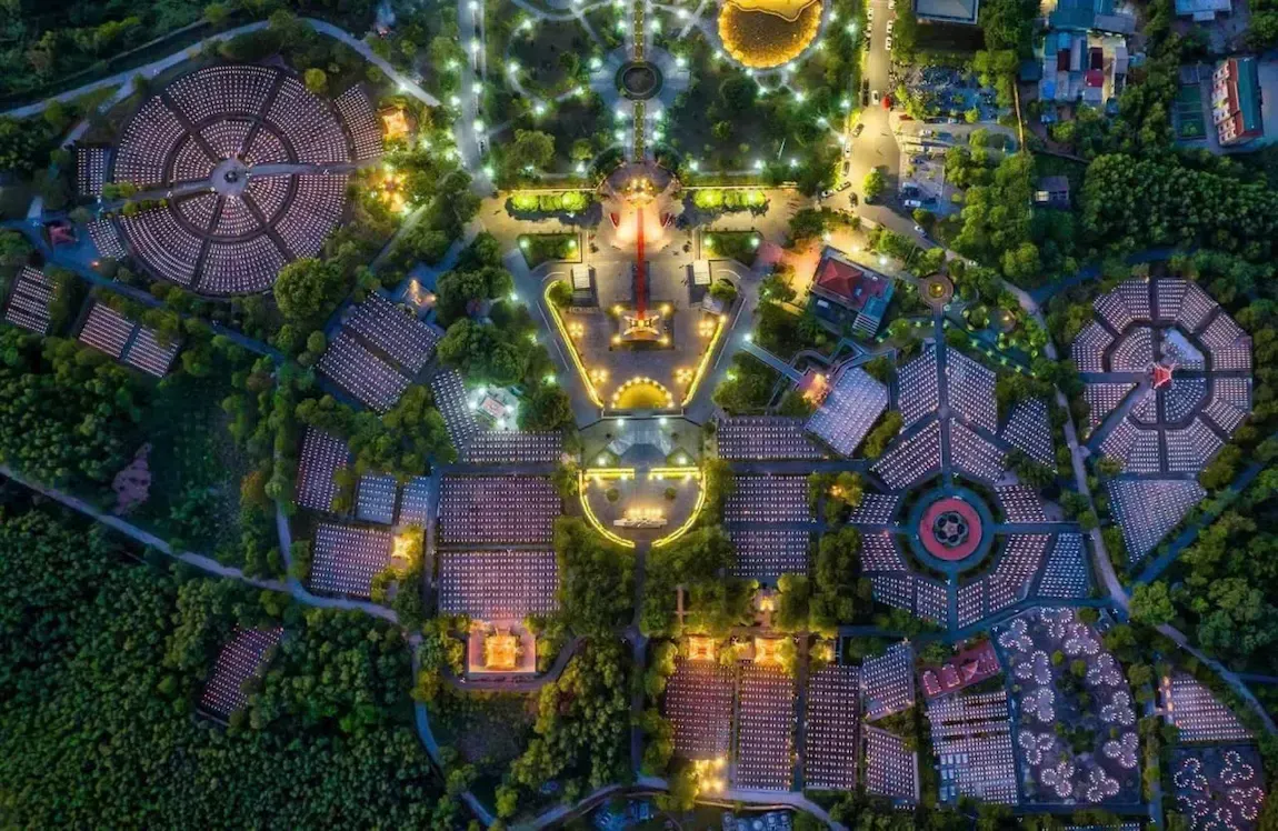 Toàn cảnh Nghĩa trang Trường Sơn về đêm