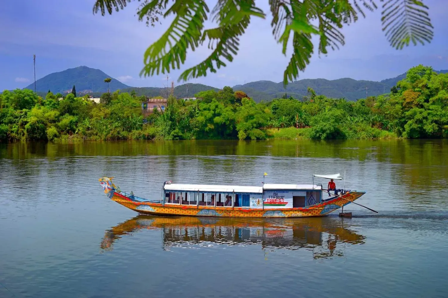 Thuyền rồng trên sông Hương