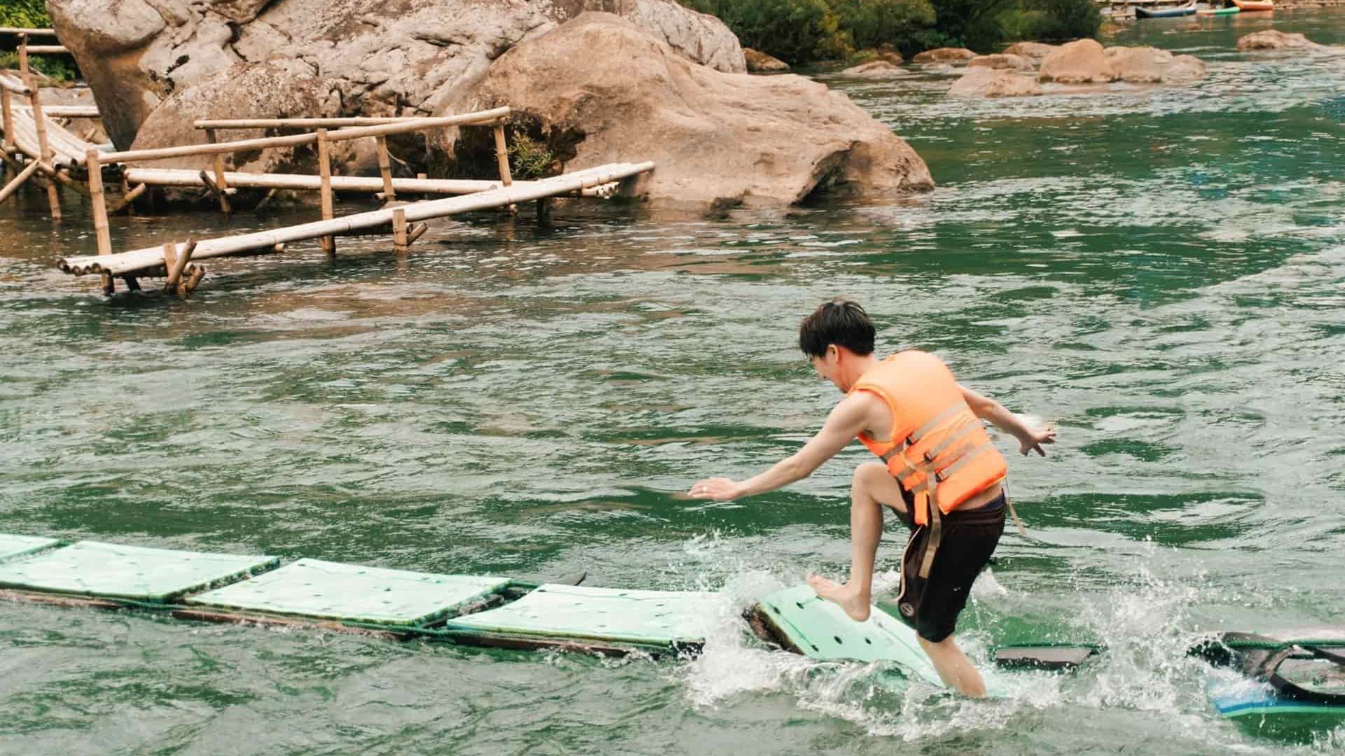 Du Khách Chơi Chạy Phao Tại Suối Nước Moọc