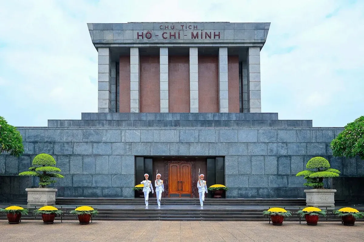 Nghi lễ đổi gác trước cửa Lăng Bác