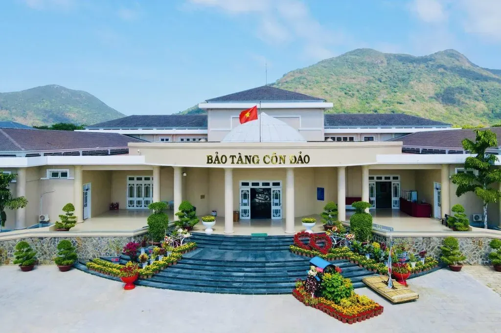 Cửa vào trung tâm bảo tàng Côn Đảo
