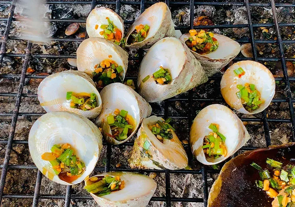 Món ốc vú nàng nướng mỡ hành tại Côn Đảo