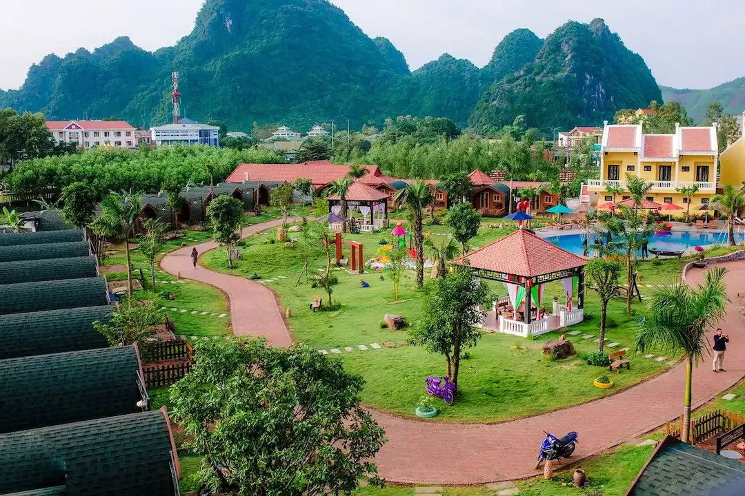 khuôn viên rộng lớn tại Đoàn Gia Resort Phong Nha
