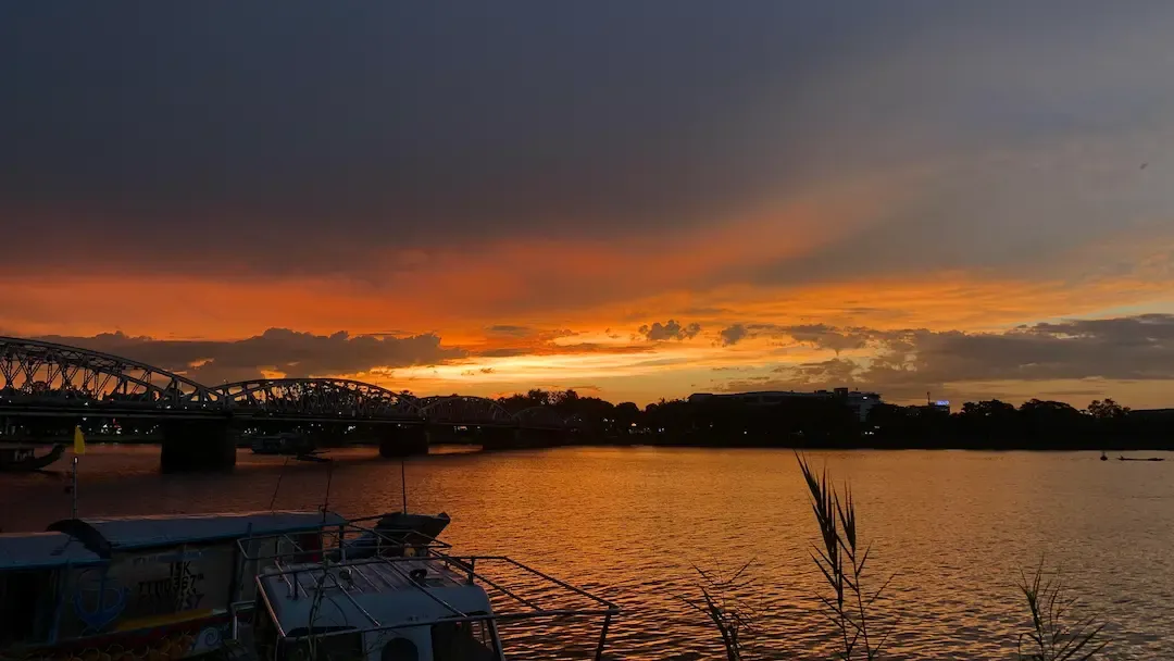 This Early Morning Shot of Truong Tien Bridge in Hue Is Damn Beautiful!
