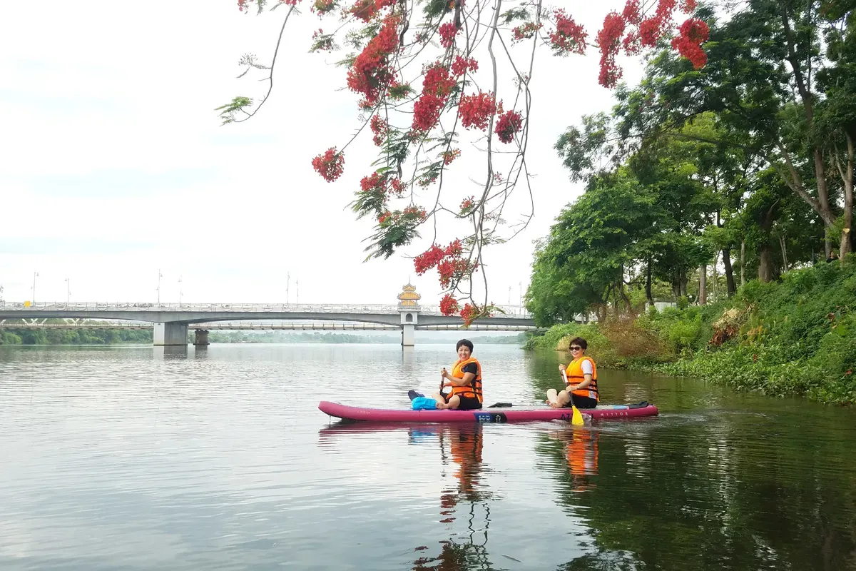 Chèo SUP trên sông Hương
