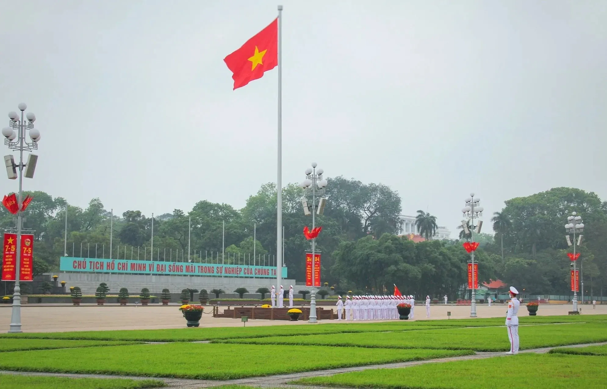 Lễ chào cờ tại Quảng trường Ba Đình