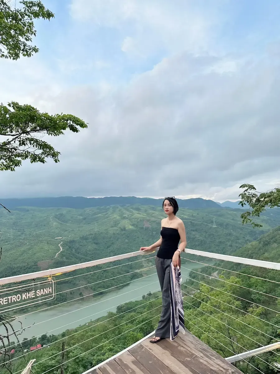 Cô gái check-in tại góc view triệu đô ở Retro Khe Sanh