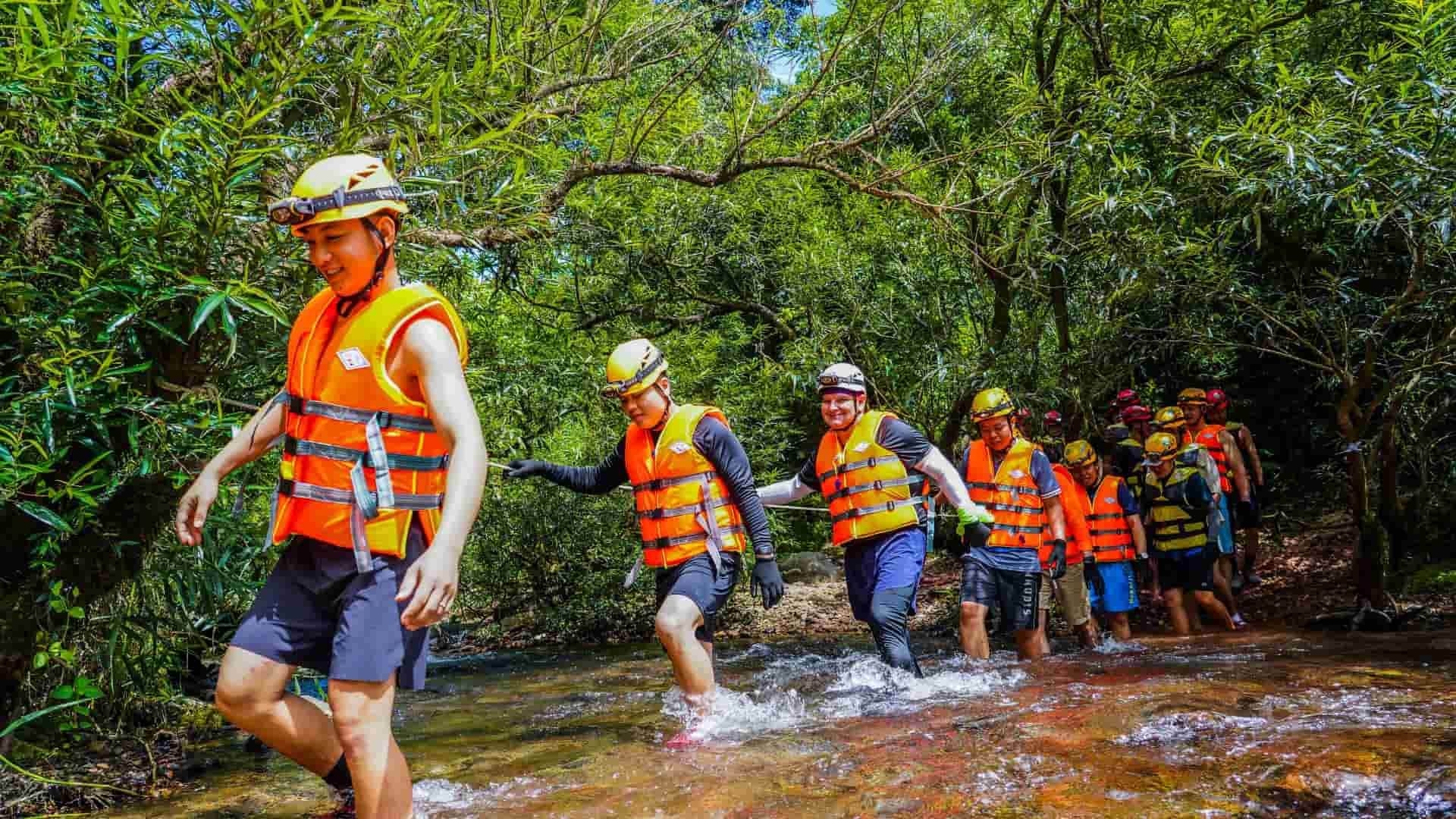tour du lịch quảng bình 1 ngày khám phá hang voi