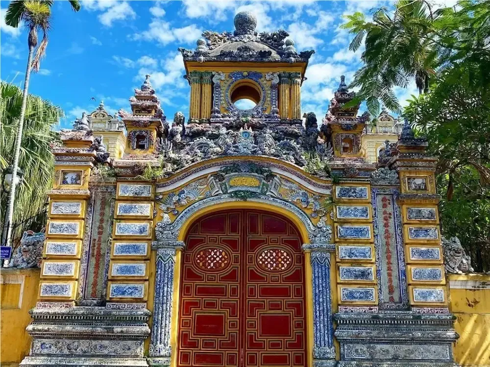 Cổng chính Cung An Định