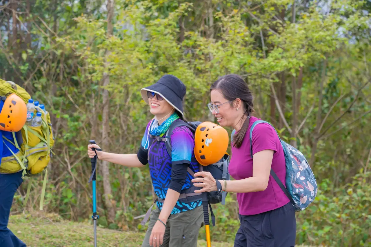 Du khách trekking trong tour Jungle Boss