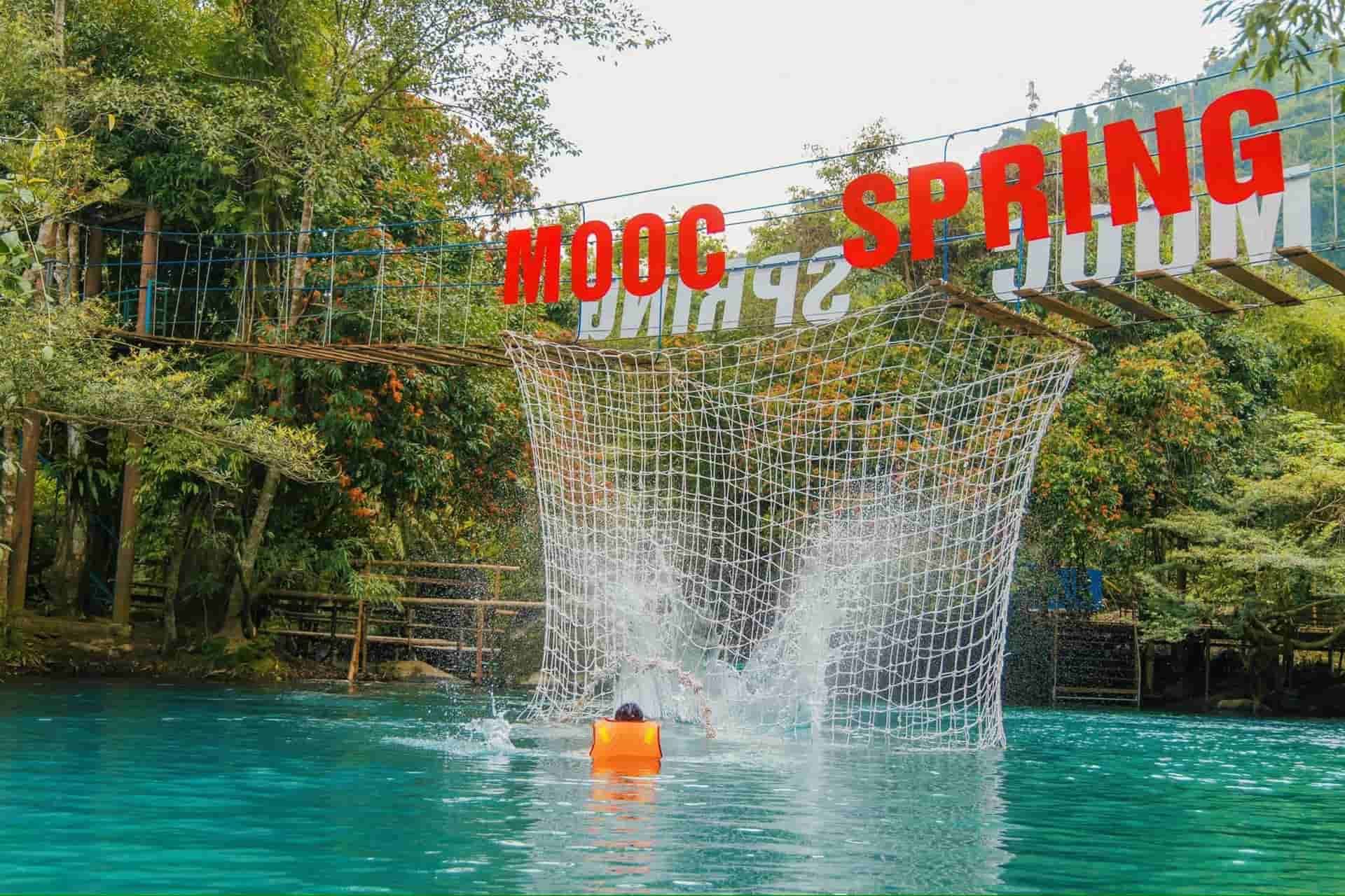 Suối Nước Moọc Quảng Bình