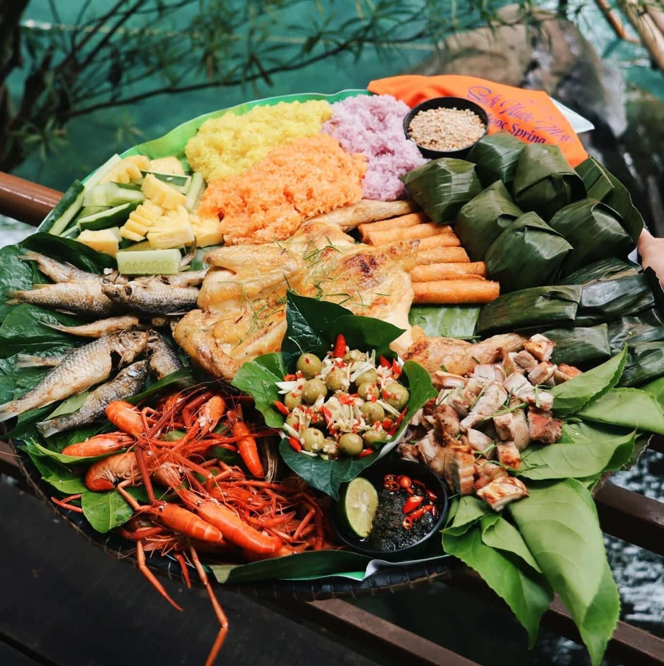 Mẹt Đồ Ăn Hấp Dẫn Tại Suối Moọc