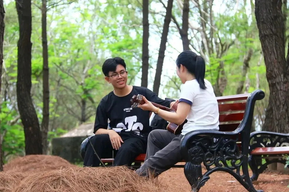 Du khách ngồi đánh đàn tại đồi Vọng Cảnh