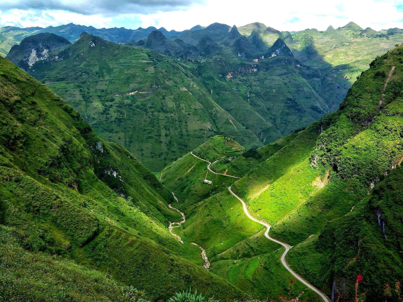 The Ma Pi Leng Pass road above the Nho Que river gorge