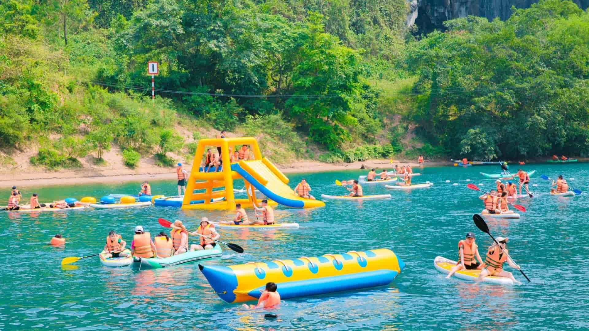 Du khách vui chơi dưới nước tại Hava