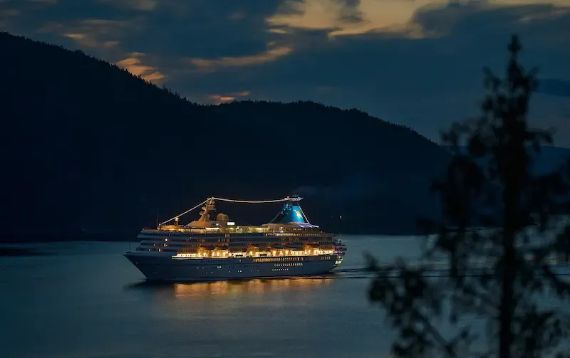 4.super Luxury Cruise Ship Sailing at Dusk in Halong Bay