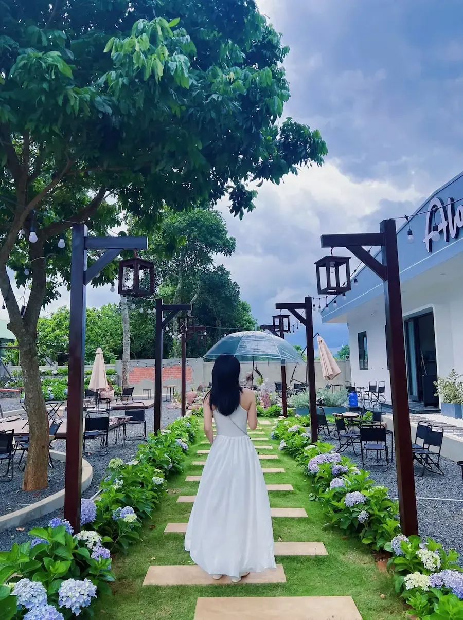 Lối đi hoa siêu xinh tại quán cà phê Khe Sanh Aloha