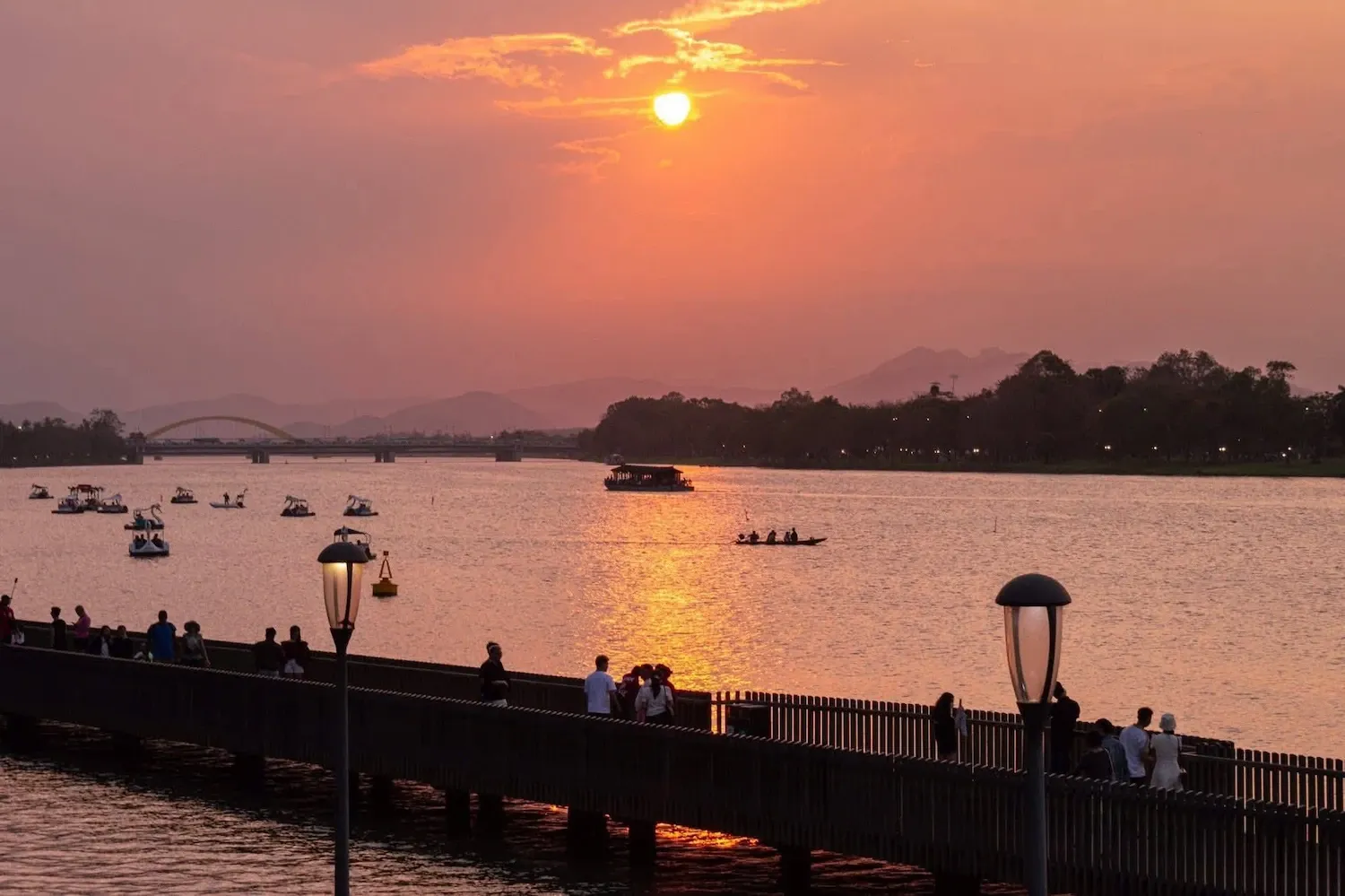 Cầu gỗ lim trên sông Hương 