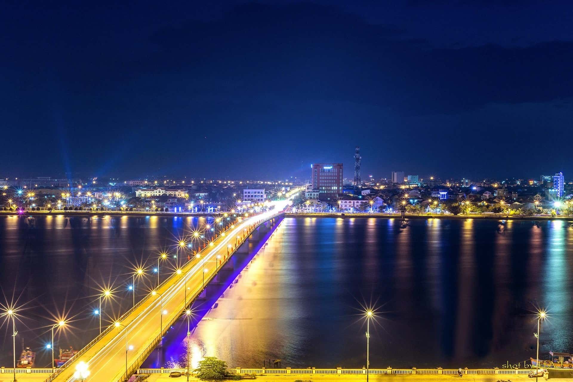 Cầu Nhật Lệ Quảng Bình sáng lung linh trong đêm