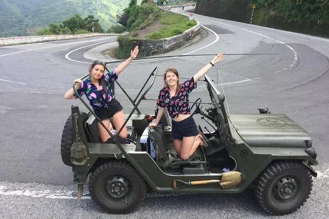 Đi xe Jeep trên đèo Hải Vân
