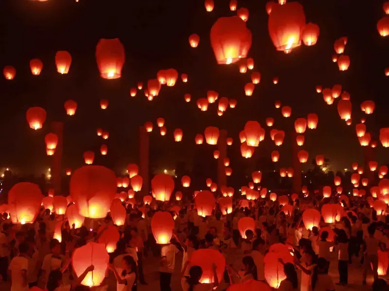 Lantern Parades During Mid Autumn Festival in Vietnam Atrracts Lots of Foreign Travelers to the Country