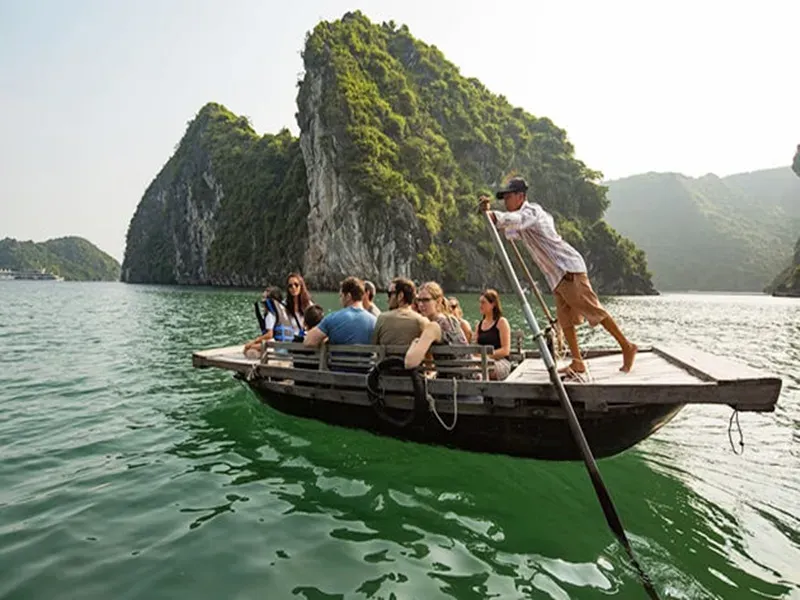 du khách ngồi trên thuyền đi giữa vịnh hạ long