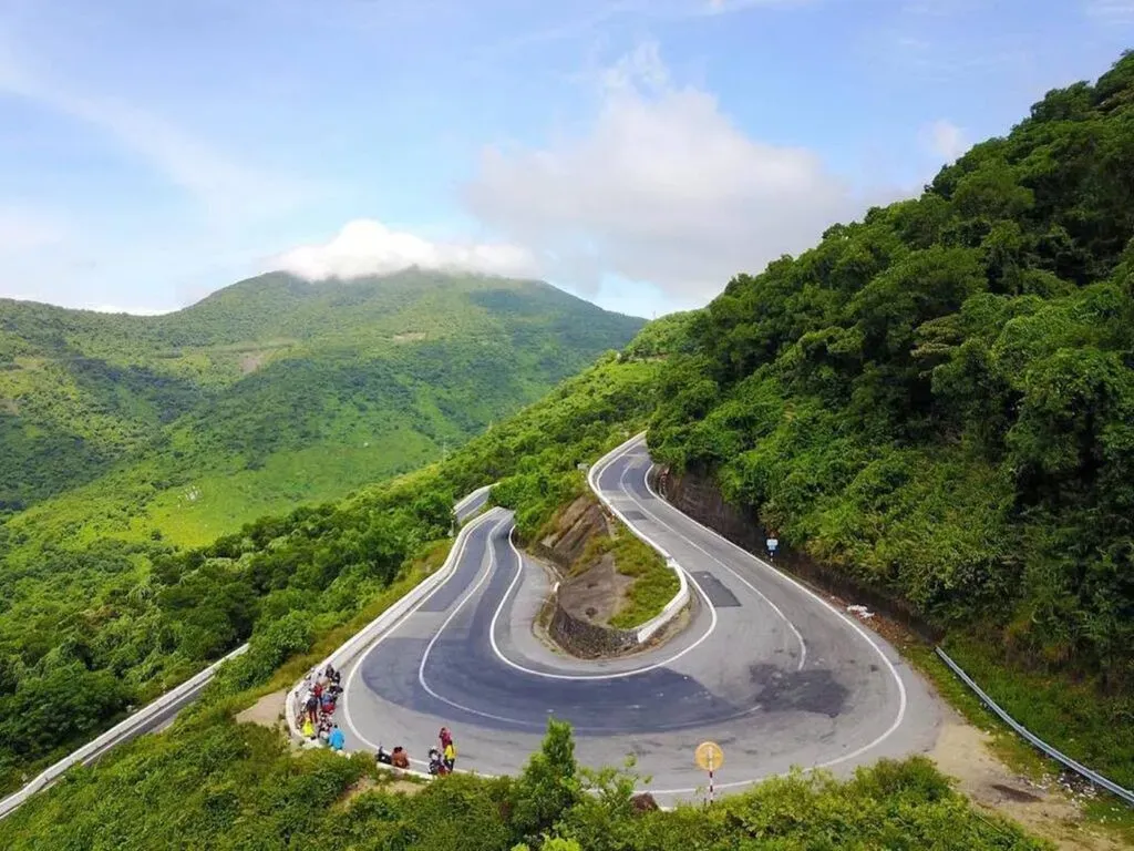 Khúc cua chữ U trên đèo Hải Vân