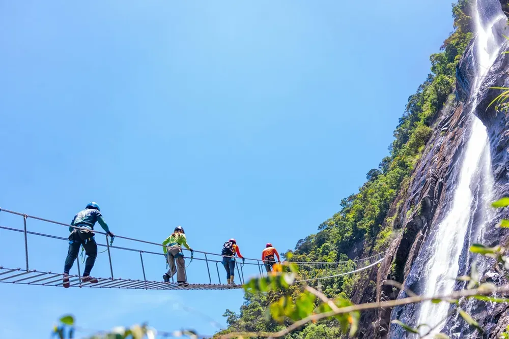 Chinh phục cầu treo bắc qua thác Đỗ Quyên