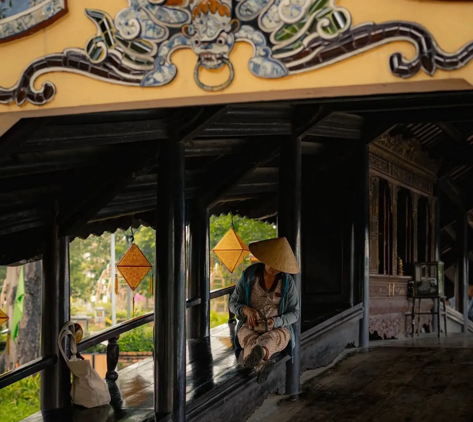 Cụ bà ngồi nghỉ tại Cầu ngói Thanh Toàn