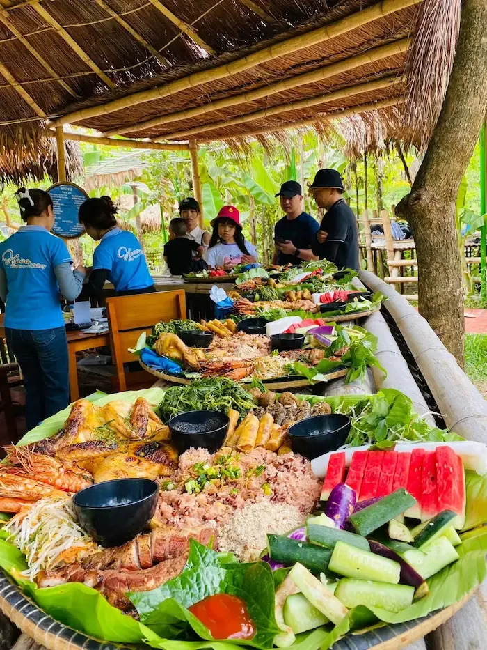 Mẹt gà nướng hấp dẫn tại Hava Quảng Bình