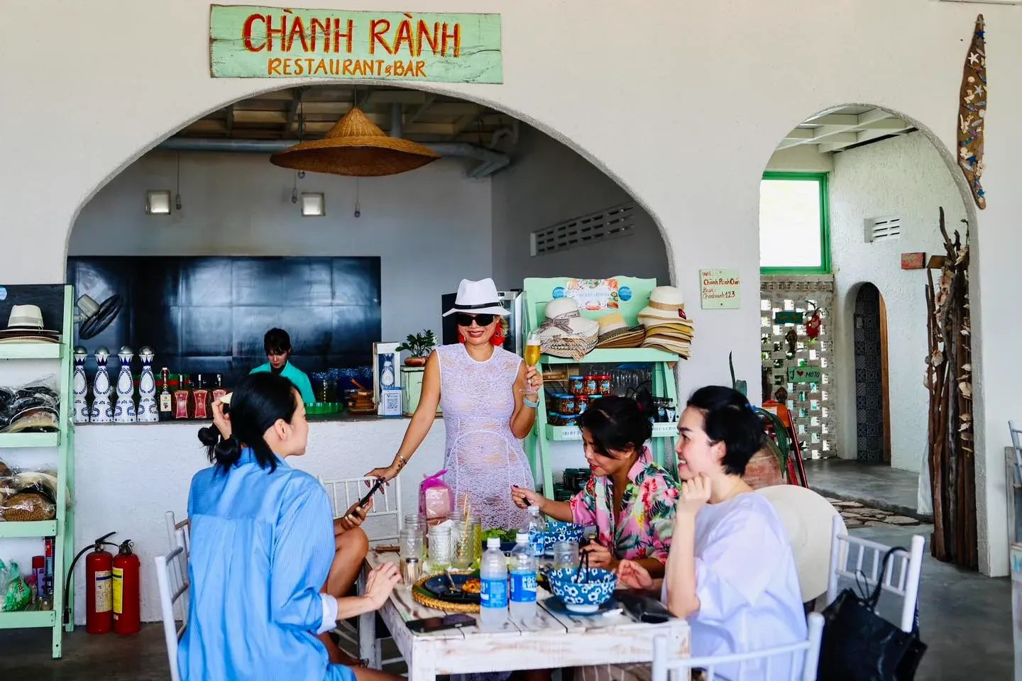 Du khách thưởng thức ẩm thực tại Chành Rành