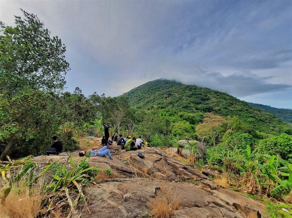 Nghỉ Chân Trên Hành Trình Tour Trekking Núi Bà Đen