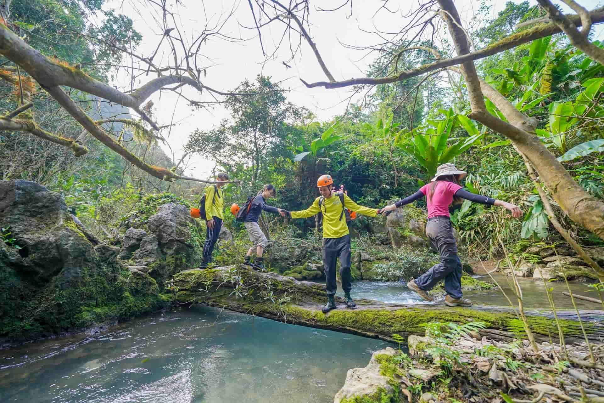 Qua Suối Theo Hàng Ngang trong tour du lịch mạo hiểm