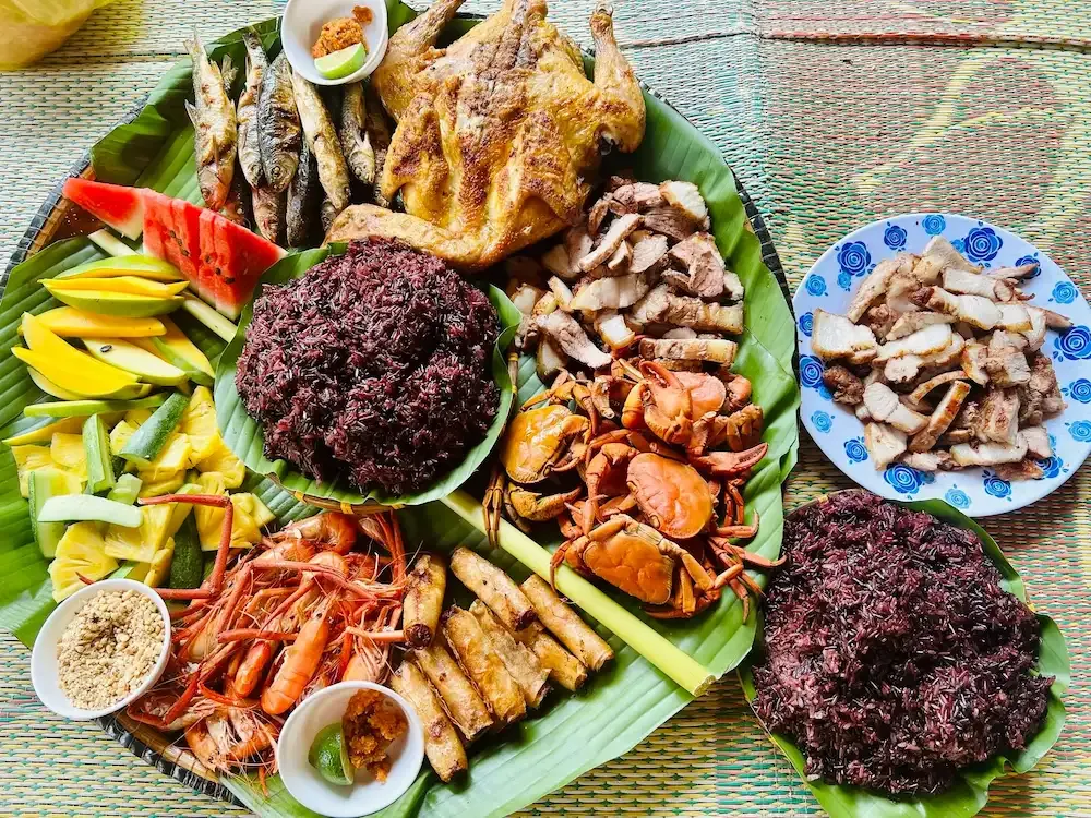 Mẹt đồ ăn tại Chà Cùng Eco Zone