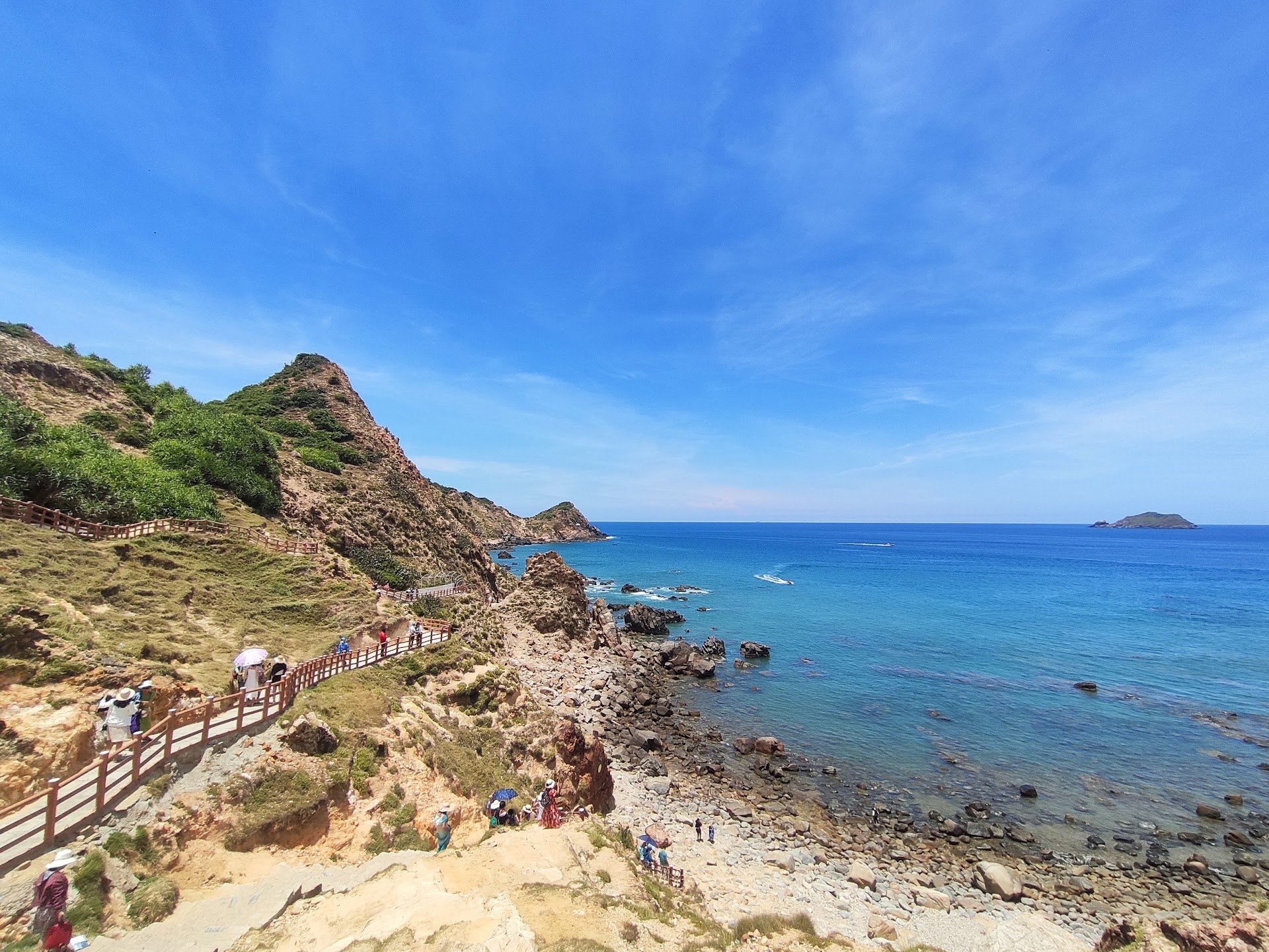 Walkway and rocky path down to the sea along the cliffs at Eo Gio