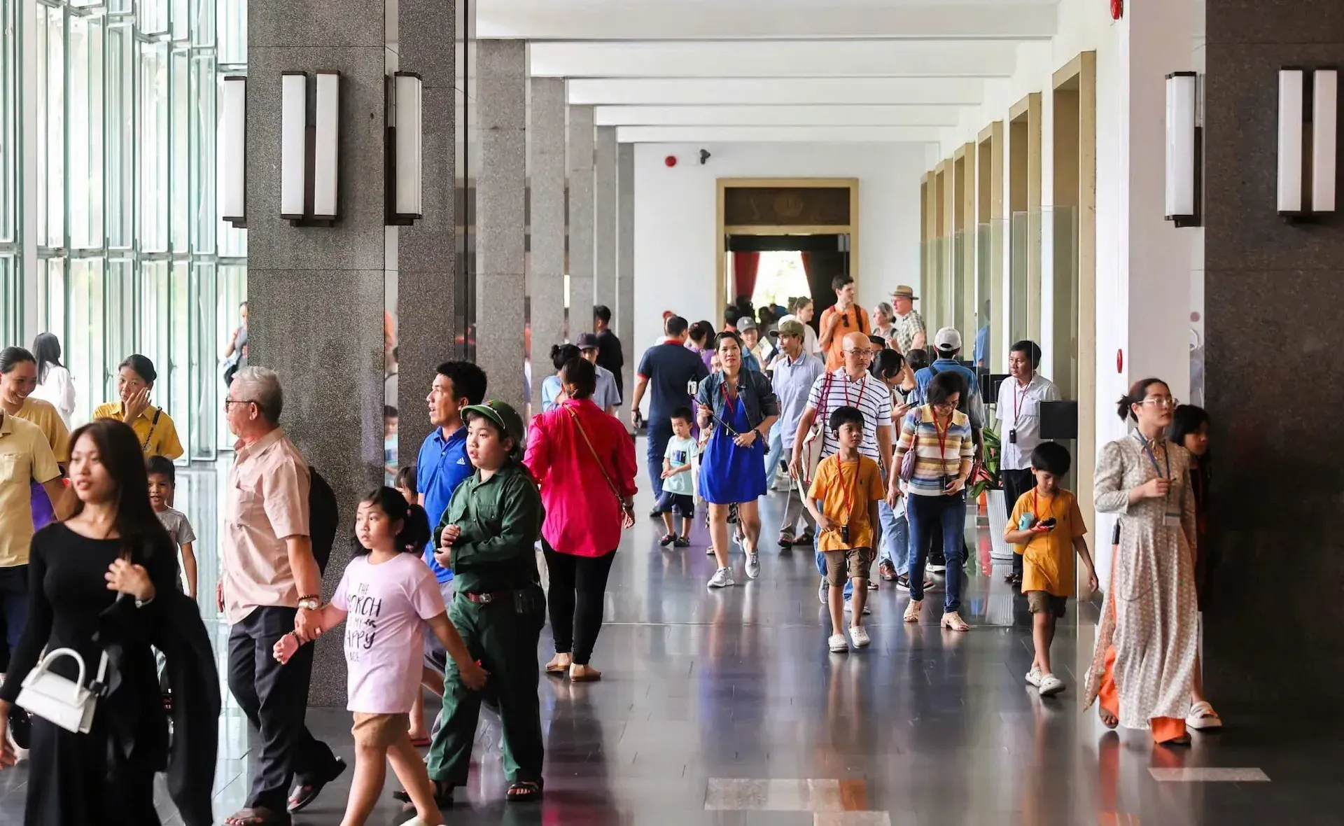 Khách tham quan Dinh Độc Lập