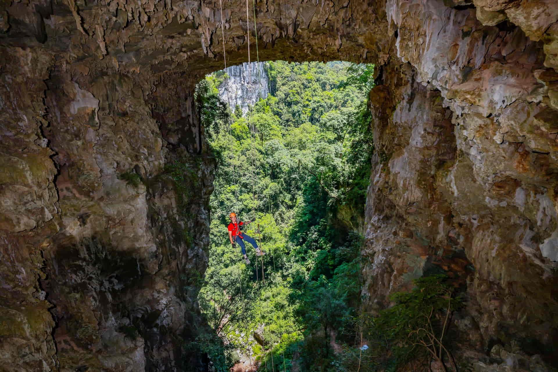 đu dây xuống hố sụt kong
