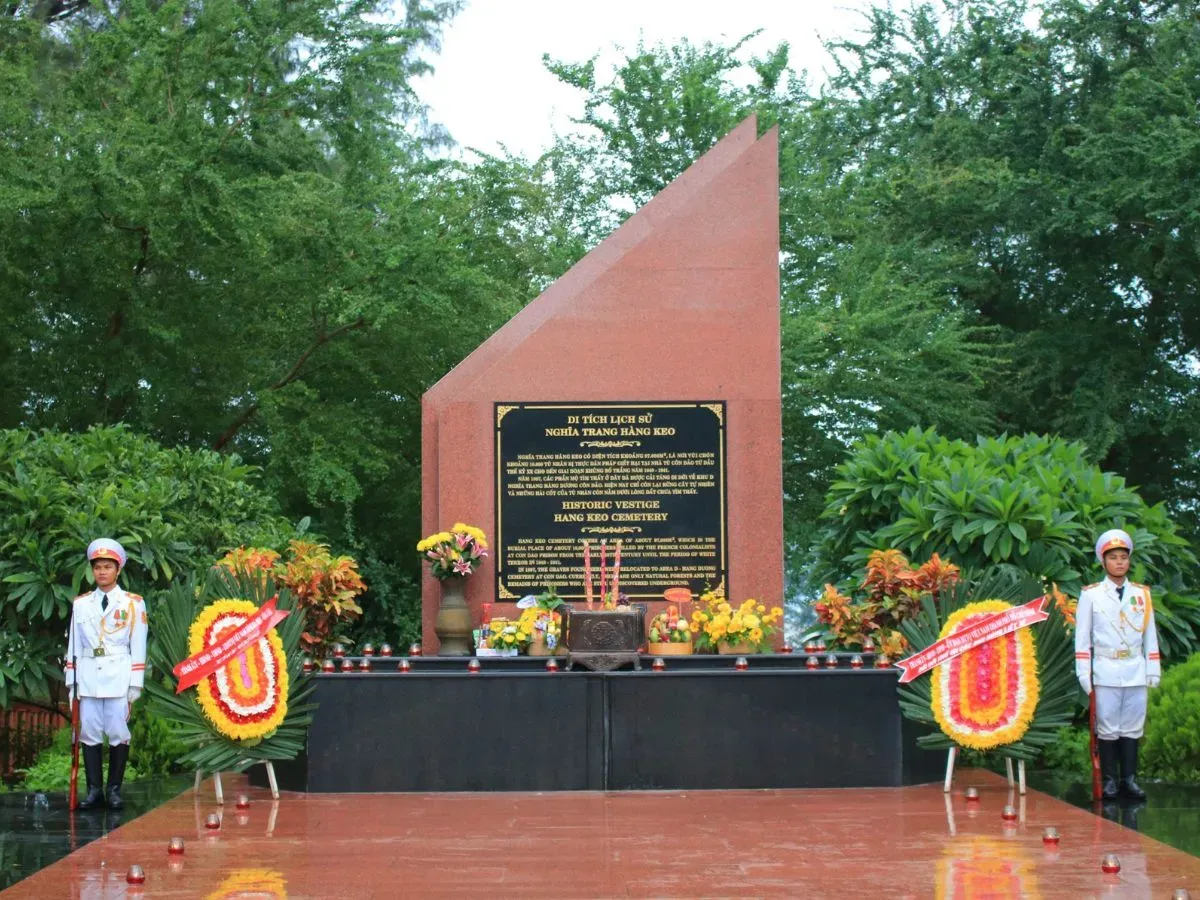 Bia di tích lịch sử Nghĩa trang Hàng Keo