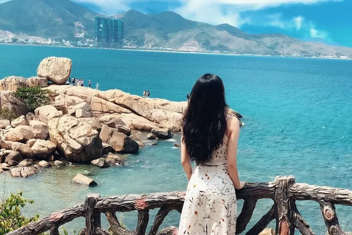 Du khách check-in tại Hòn Chồng Nha Trang