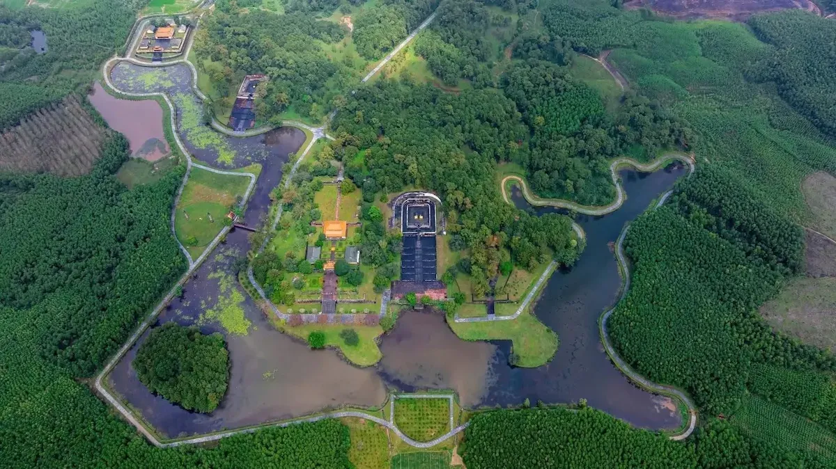 Toàn cảnh lăng Gia Long