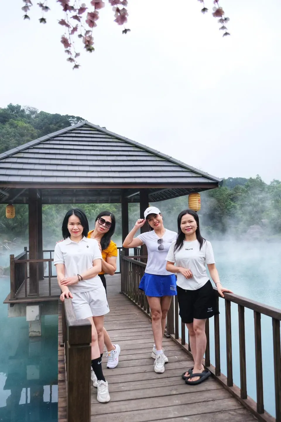 4 cô gái chụp hình ở Bang Onsen