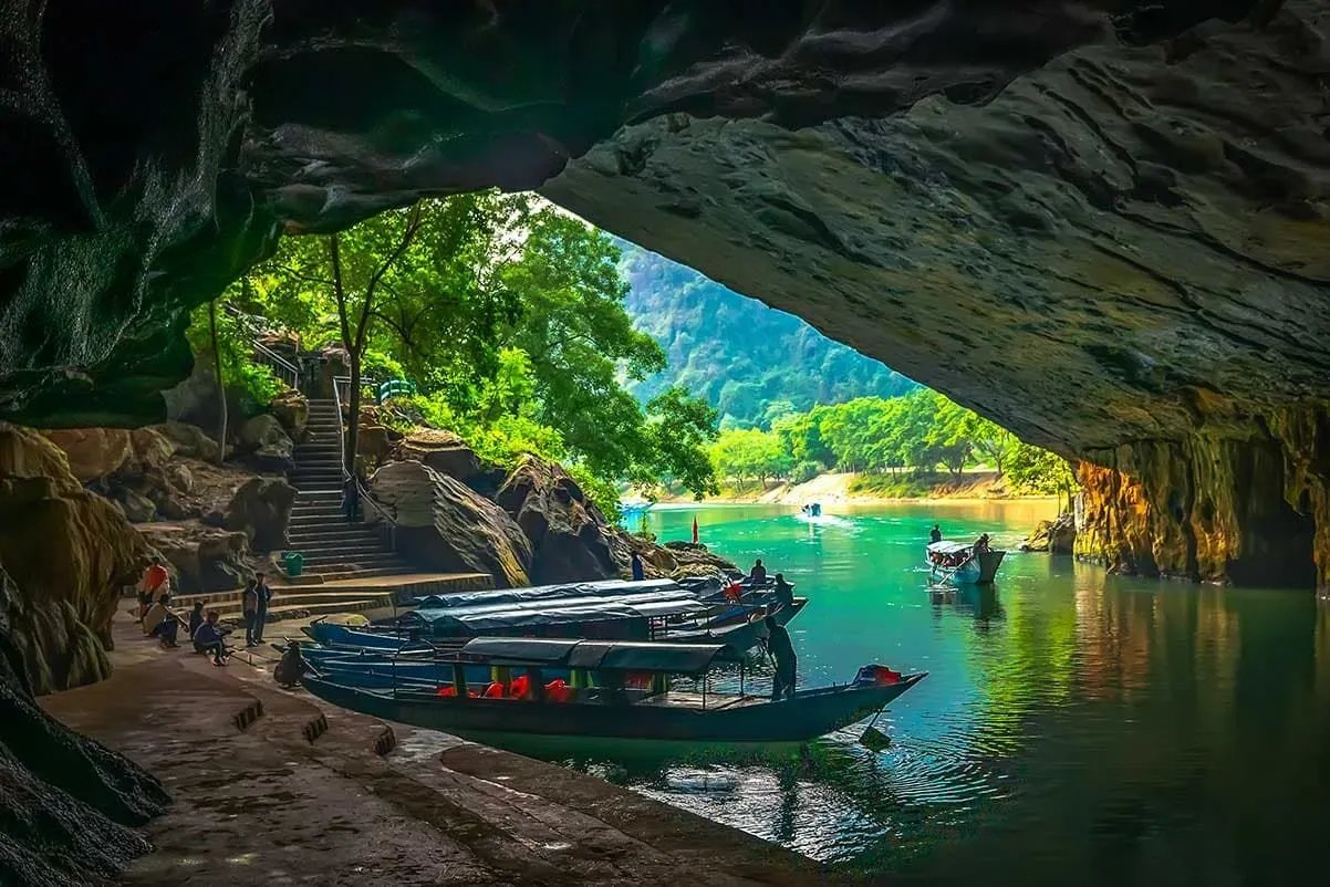 Thuyền đỗ tại cửa động Phong Nha