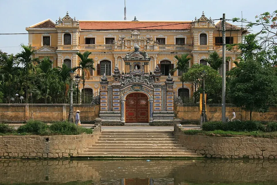 Toàn cảnh bên ngoài Cung An Định 