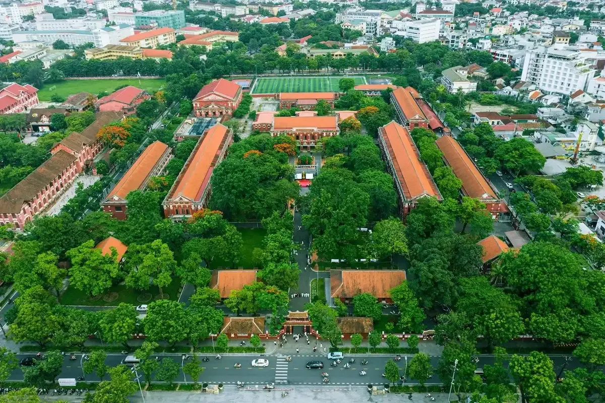 Toàn cảnh trường Quốc học Huế