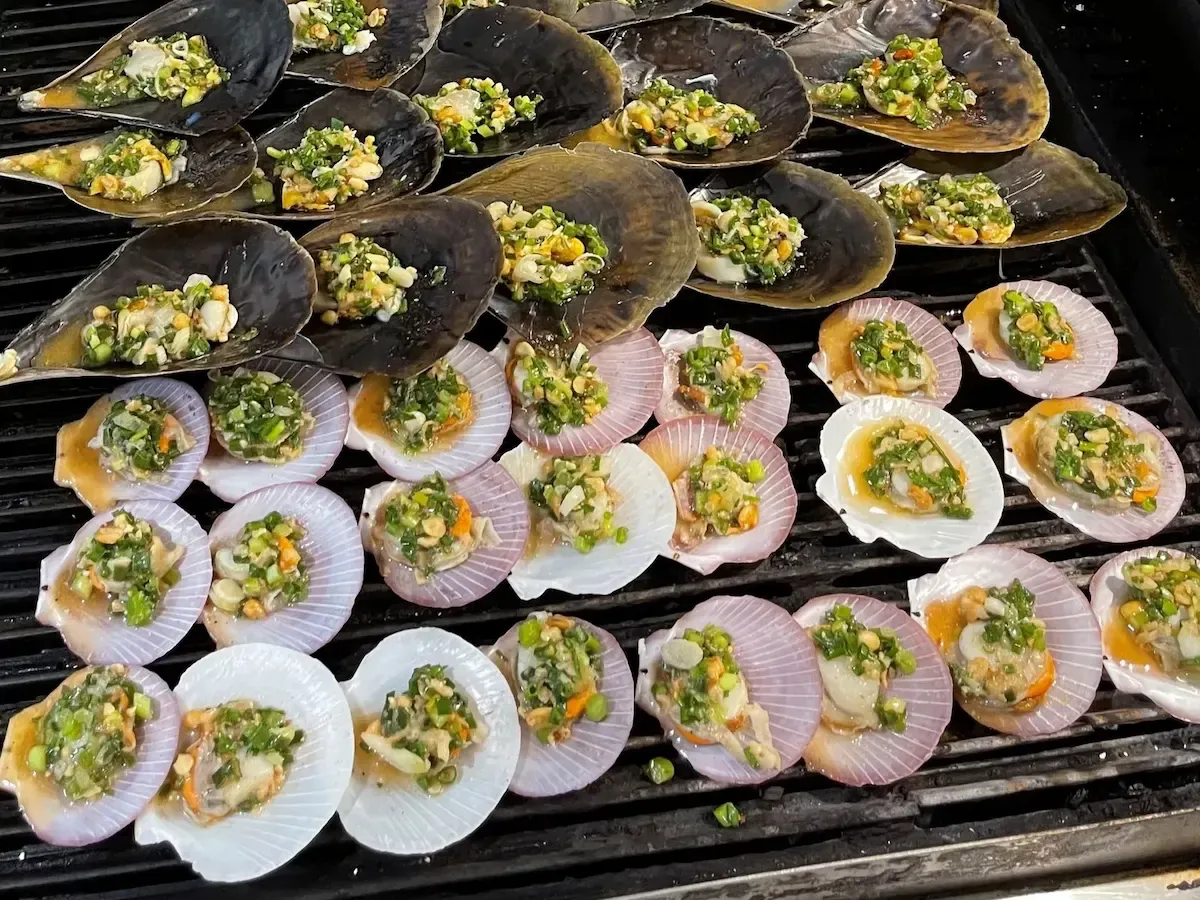Sò điệp nướng mỡ hành tại quán hải sản