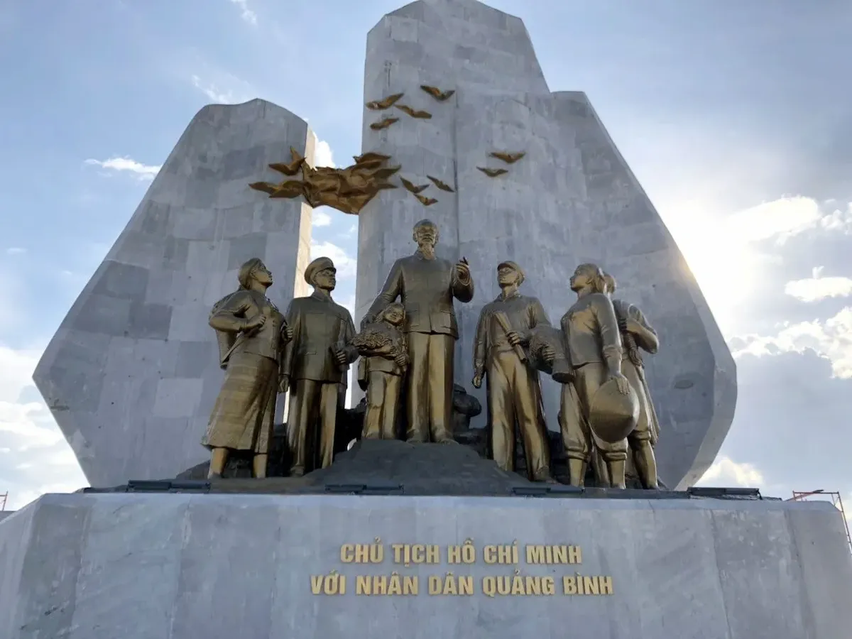 Cụm tượng Bác Hồ cùng nhân dân Quảng Trị
