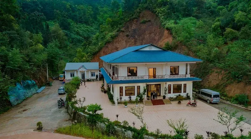 Dong Van Bar Hotel Falls on the Ha Giang Loop
